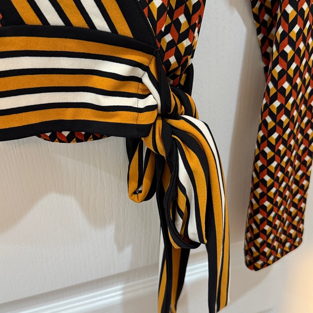 Michael Kors Geometric Top in Gold & Black Cross Neckline Tie Waist Size M NWT - Picture 3 of 5